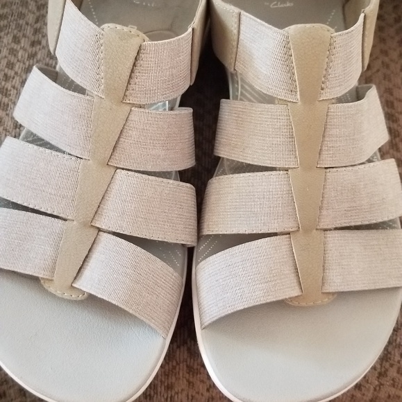 Sold!!Like new Clark's Cloudsteppers tan sandals 8 - Picture 2 of 7